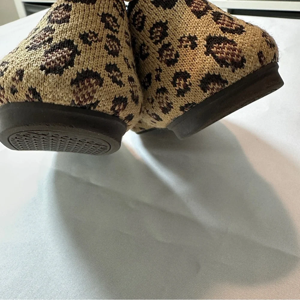 Rothy's Brown and Blue Leopard Print almond loafer